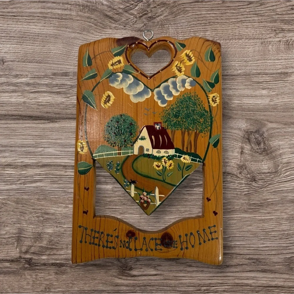 Rustic Heart-Shaped Wall Decor with Cottage Scene